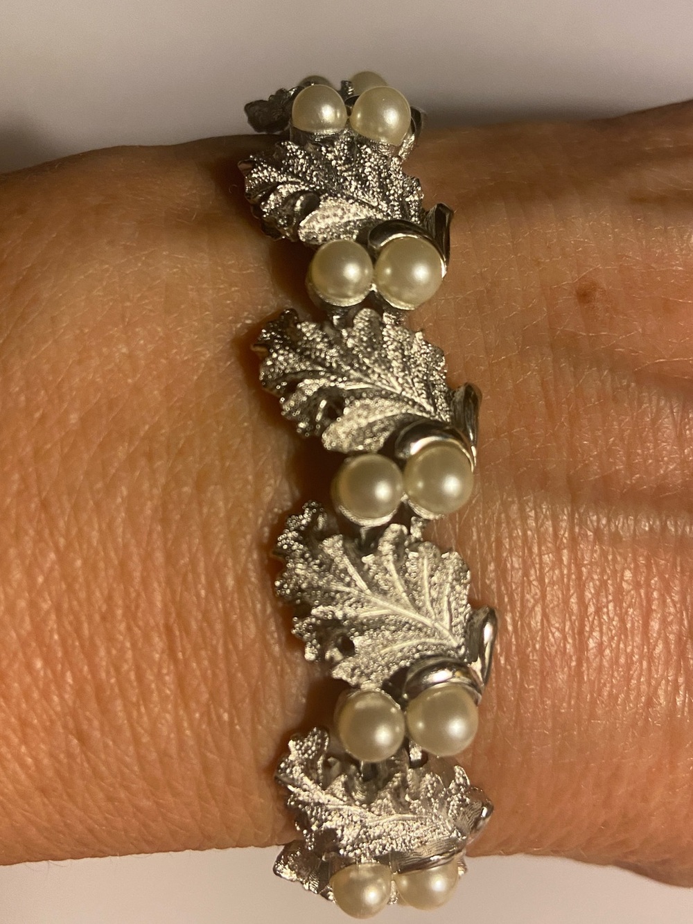 VTG Trifari Silver Leaf Pearl Accent Bracelet L-7.25”